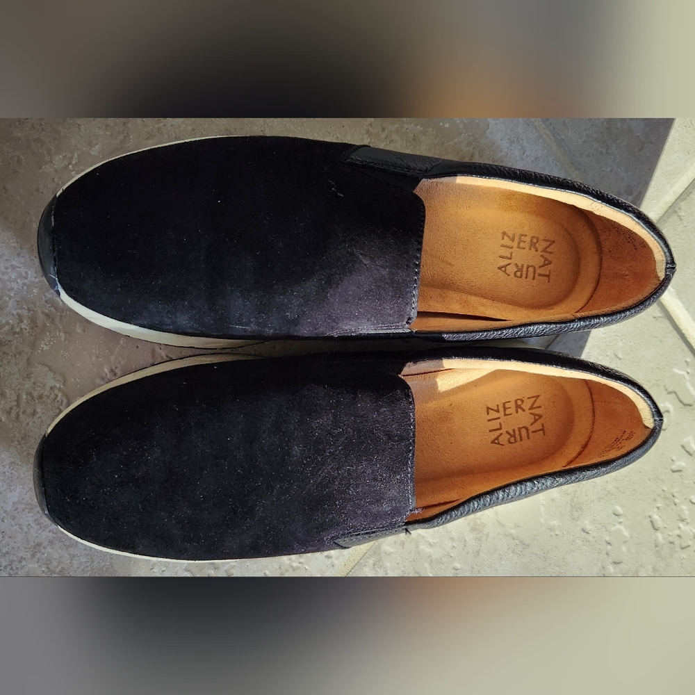 Naturalizer 10M black suede shoes